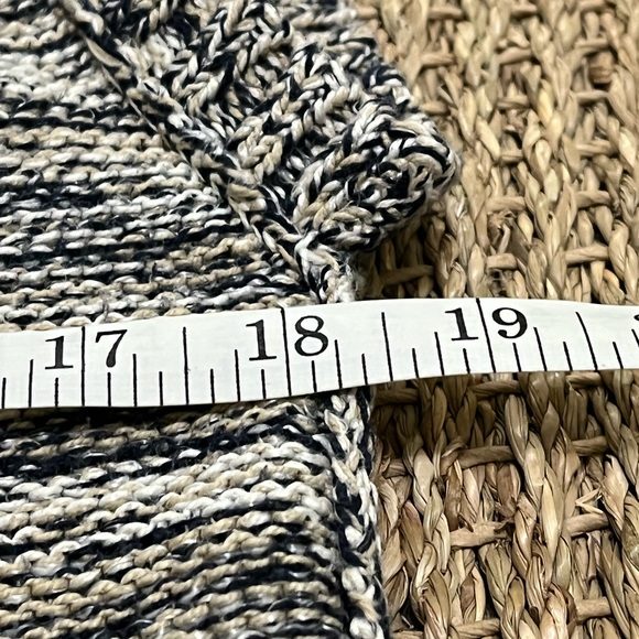 EUC EDDY BAUER Heavy Knit Cardigan with Exceptional Front Detailing - Picture 10 of 11